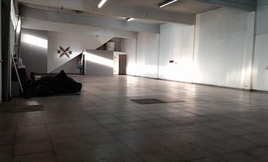 Depósito en  Quilmes entre Av Calchaqui y Av Mosconi