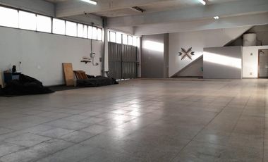 Depósito en  Quilmes entre Av Calchaqui y Av Mosconi