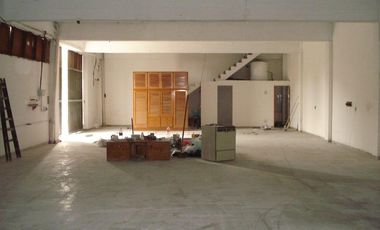 Depósito en  Quilmes entre Av Calchaqui y Av Mosconi