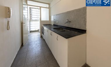 Departamento de 3 ambientes con balcón y baño completo