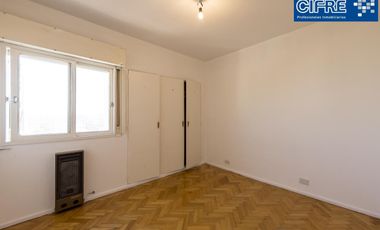 Departamento de 3 ambientes con balcón y baño completo