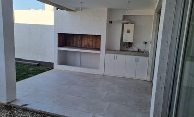 Duplex en venta Terrazas de Manantiales tres dormitorios