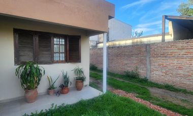 Casa en  calle Bressoud (zona Ovidio Lagos y Tibiletti)