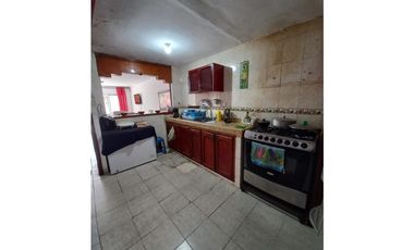 CASA EN VENTA PISO 1 + 2 APTOS EN 2 PISO BARIO LAS GAVIOTAS