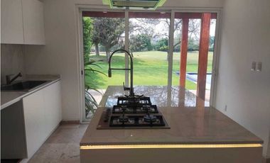 Estrene residencia 3  recámaras, jardín ,alberca, vista al fairway.