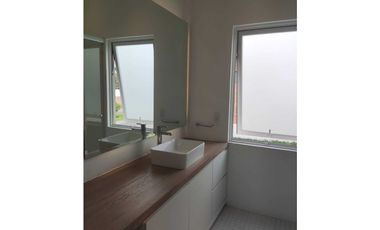 Estrene residencia 3  recámaras, jardín ,alberca, vista al fairway.