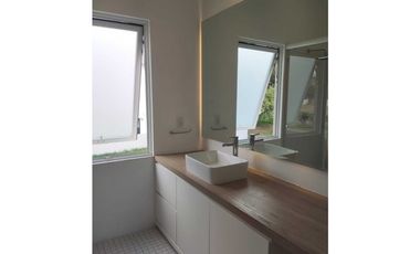 Estrene residencia 3  recámaras, jardín ,alberca, vista al fairway.