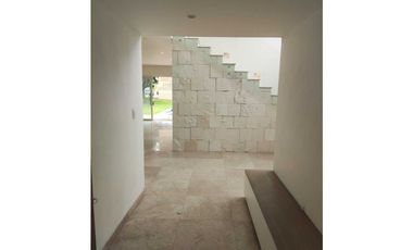 Estrene residencia 3  recámaras, jardín ,alberca, vista al fairway.