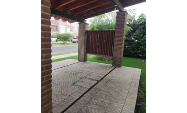 Estrene residencia 3  recámaras, jardín ,alberca, vista al fairway.