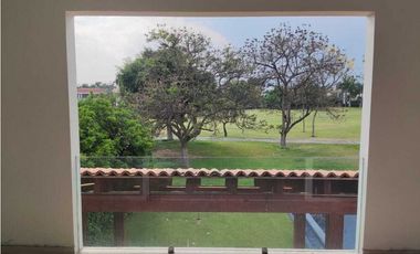 Estrene residencia 3  recámaras, jardín ,alberca, vista al fairway.