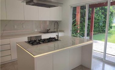 Estrene residencia 3  recámaras, jardín ,alberca, vista al fairway.