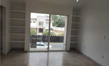 Estrene residencia 3  recámaras, jardín ,alberca, vista al fairway.