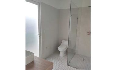 Estrene residencia 3  recámaras, jardín ,alberca, vista al fairway.