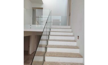 Estrene residencia 3  recámaras, jardín ,alberca, vista al fairway.