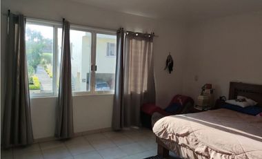 Casa con  4 recámaras,alberca común y jardín privado