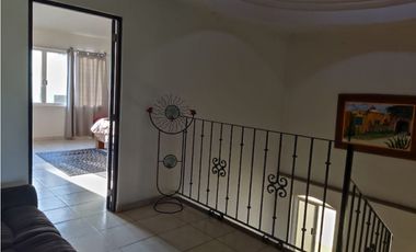 Casa con  4 recámaras,alberca común y jardín privado