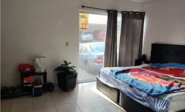 Casa con  4 recámaras,alberca común y jardín privado