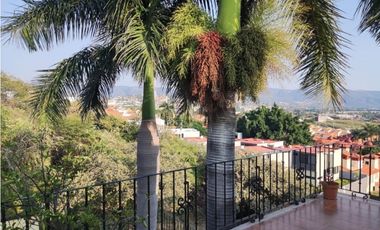 Casa con  4 recámaras,alberca común y jardín privado