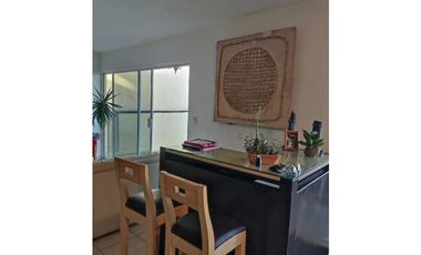 Casa con  4 recámaras,alberca común y jardín privado