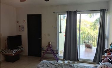 Casa con  4 recámaras,alberca común y jardín privado