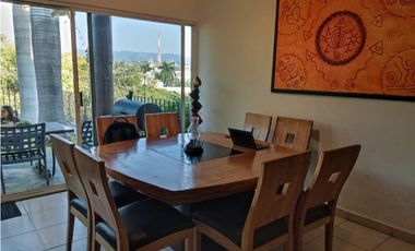 Casa con  4 recámaras,alberca común y jardín privado