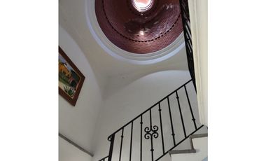 Casa con  4 recámaras,alberca común y jardín privado