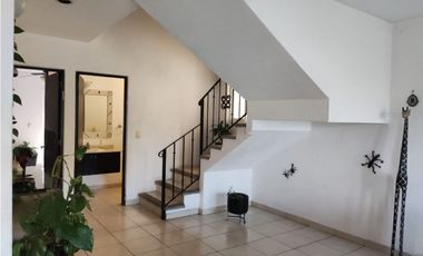 Casa con  4 recámaras,alberca común y jardín privado