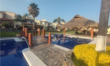 Casa con  4 recámaras,alberca común y jardín privado