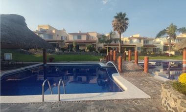 Casa con  4 recámaras,alberca común y jardín privado