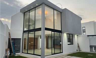 Estrene residencia en Lomas de Cuernavaca, 3 recamaras, alberca, en privada.