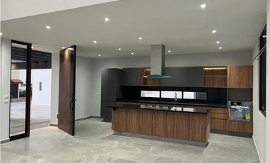 Estrene residencia en Lomas de Cuernavaca, 3 recamaras, alberca, en privada.