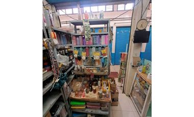 Locales comerciales funcionando en el Mercado Tacuba, Ciudad de México.