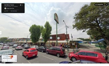 Locales comerciales funcionando en el Mercado Tacuba, Ciudad de México.