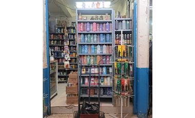 Locales comerciales funcionando en el Mercado Tacuba, Ciudad de México.