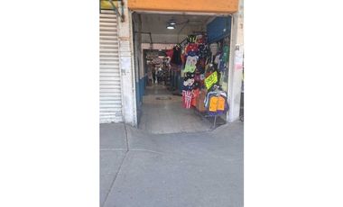 Locales comerciales funcionando en el Mercado Tacuba, Ciudad de México.