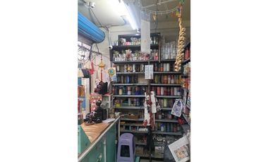 Locales comerciales funcionando en el Mercado Tacuba, Ciudad de México.