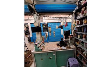 Locales comerciales funcionando en el Mercado Tacuba, Ciudad de México.