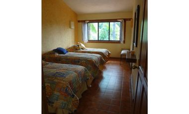 Casa con jardín y alberca en Fraccionamiento las Fincas, Jiutepec