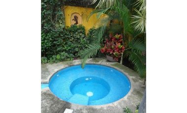 Casa con jardín y alberca en Fraccionamiento las Fincas, Jiutepec