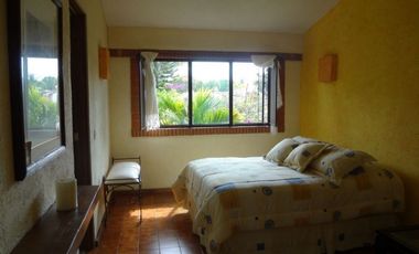 Casa con jardín y alberca en Fraccionamiento las Fincas, Jiutepec