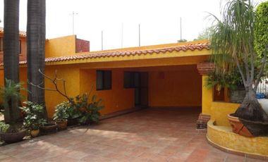 Casa con jardín y alberca en Fraccionamiento las Fincas, Jiutepec