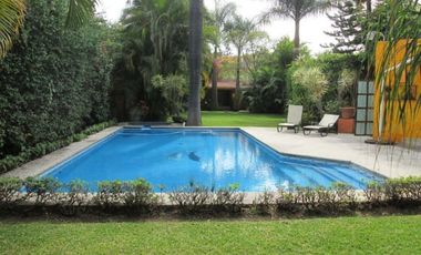 Casa con jardín y alberca en Fraccionamiento las Fincas, Jiutepec