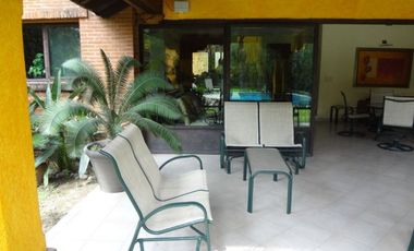 Casa con jardín y alberca en Fraccionamiento las Fincas, Jiutepec