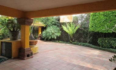 Casa con jardín y alberca en Fraccionamiento las Fincas, Jiutepec