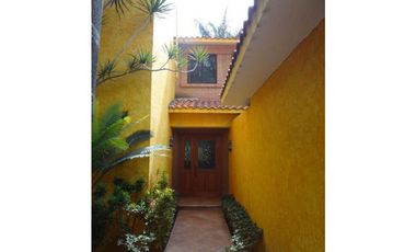 Casa con jardín y alberca en Fraccionamiento las Fincas, Jiutepec