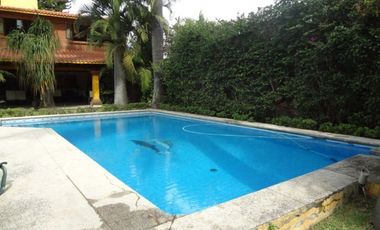 Casa con jardín y alberca en Fraccionamiento las Fincas, Jiutepec