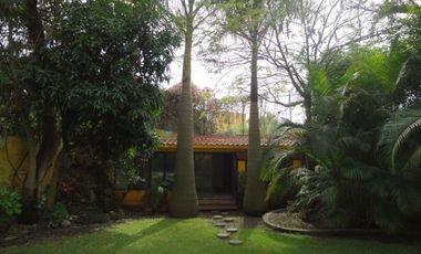 Casa con jardín y alberca en Fraccionamiento las Fincas, Jiutepec