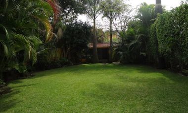 Casa con jardín y alberca en Fraccionamiento las Fincas, Jiutepec