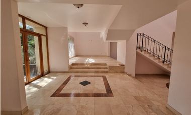 Residencia en Venta con jardines, Casa Club, GYM y Cancha de Tenis