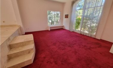 Residencia en Venta con jardines, Casa Club, GYM y Cancha de Tenis